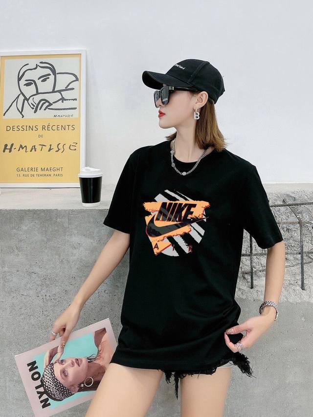 上新！元素碰撞，别致心情！经典的Nike 耐克标志性Logo Tee ！ 高密针织圆领设计，平整简约！亲肤透爽！面料的柔软性舒适性无可挑剔！男女均可驾驭，打破性