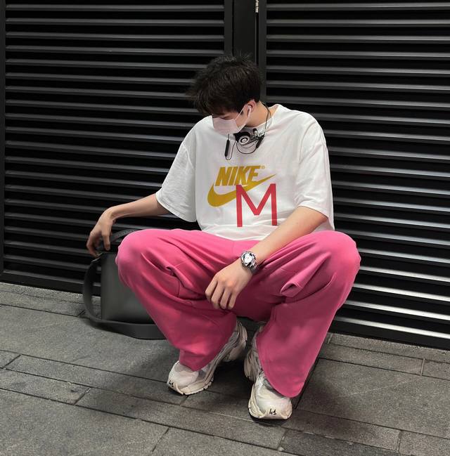 上新！元素碰撞，别致心情！夏季新款Nike 耐克短袖T恤标志性Logo Tee ！ 高密针织圆领设计，平整简约！亲肤透爽！面料的柔软性舒适性无可挑剔！男女均可驾