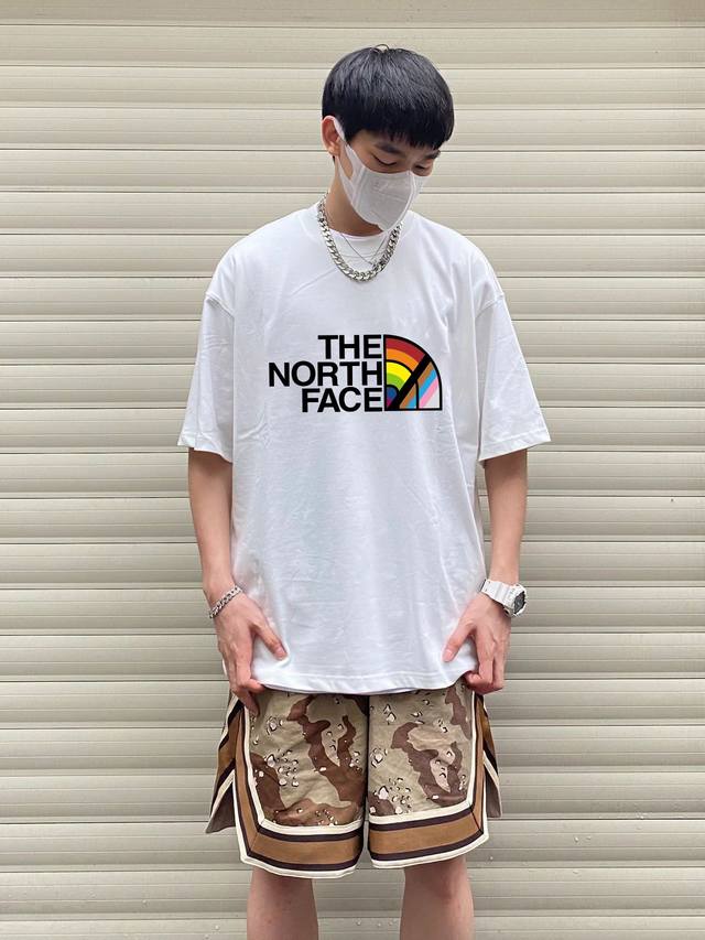 上新！本季新款Tnf北面短袖T恤,版型剪裁特别有讲究！上身很洋气显瘦内搭外穿都看 高密针织圆领设计，平整简约！亲肤透爽！T恤面料的柔软性舒适性无可挑剔！男女均可