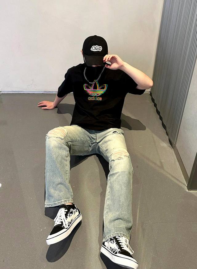 上新！元素碰撞，超级吸睛！Adidas 阿迪达斯夏日情侣款圆领短袖T恤，全部采用上等原料，质感好颜色鲜明！ 这种款式上身回头率超高！基础款的圆领Tee,男女均可