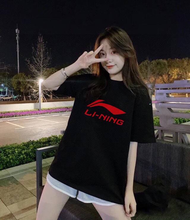 上新！标志Logo，化繁为简！李宁极简的设计转化为服装语言，就如这件基础短袖T恤，有着极其细腻的面料质感，平淡中无处不透入极简高级质感！ 简单、个性、品牌辨识度