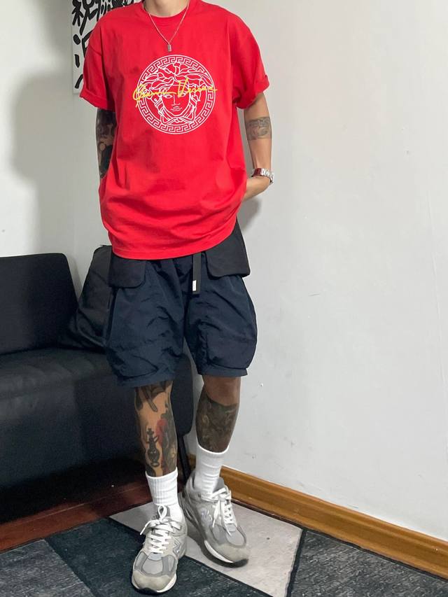 上新！范思哲经典短袖T恤，标志Logo极简的设计转化为服装语言，就如这件基础短袖T恤，有着极其细腻的面料质感，平淡中无处不透入极简高级质感！ 简单、个性、品牌辨