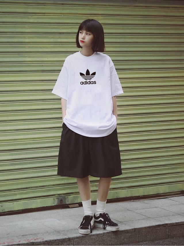 上新！Adidas 阿迪达斯官网同步新款上架！极简的设计转化为服装语言，就如这件基础短袖T恤，有着极其细腻的面料质感，平淡中无处不透入极简高级质感！ 简单、个性