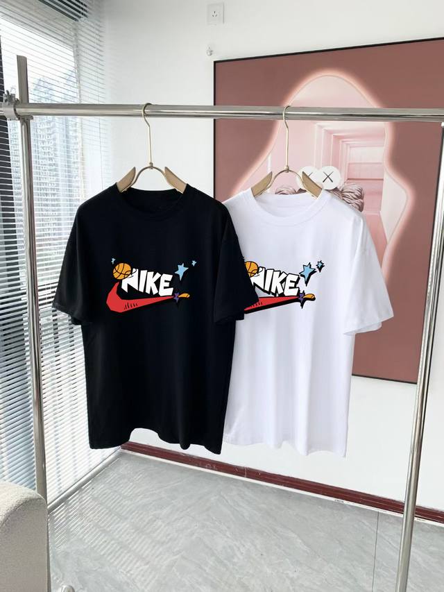上新！！！ 耐克 Logo经典款印花休闲宽松情侣款 短袖T恤 颜色: 黑色 白色 重磅专柜最新款！走一波！绝对私房牛货！ 原厂面料采用40织双纱面料，纯棉螺纹领