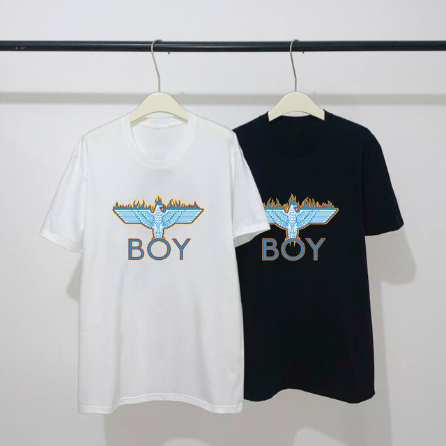 上新！！！ Boy Logo经典款印花休闲宽松情侣款 短袖T恤 颜色: 黑色 白色 重磅专柜最新款！走一波！绝对私房牛货！ 原厂面料采用40织双纱面料，纯棉螺纹