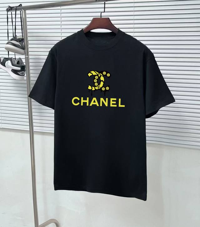 上新！！！ 香奈儿 Logo经典款印花休闲宽松情侣款 短袖T恤 颜色: 黑色 白色 重磅专柜最新款！走一波！绝对私房牛货！ 原厂面料采用40织双纱面料，纯棉螺纹
