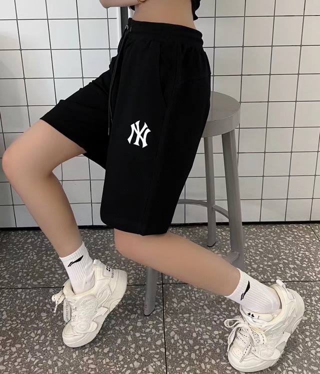Mlb Ny夏季新品经典基础款印花毛圈短裤 原单货，经典之作！上身版型超级赞！很显瘦！超好看！品质做工！看细节就知道了！ 原厂客供面料！细节非常完美！毛圈，吸汗