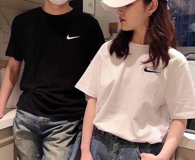 上新 Nike 耐克小勾夏季纯色短袖T恤 男女情侣款上身 高克重精梳棉面料 夏季透气清爽型 效果非常棒 简单大气 百搭款 这个夏季简单款要来一件 颜色：黑色 白