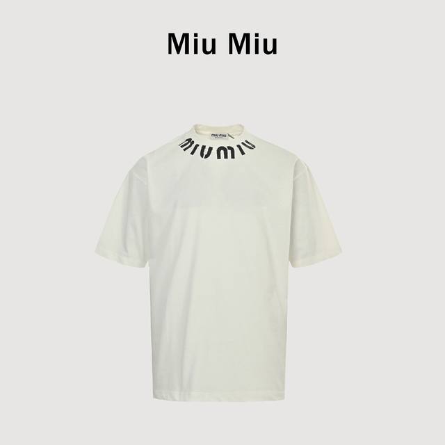 Miu Miu 谬谬25Ss领口字母印花短袖T恤 凭借其精致、简约的风格，不分性别衣柜中的必备单品。 尺码：Xs-L