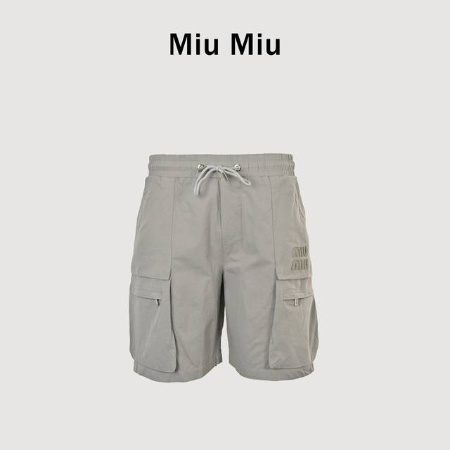 Miumiu 缪缪 刺绣徽标工装短裤 面料采用360克梭织面料，订染颜色后整蚀毛处理，对照原版做丝滑超柔处理，布面肌理股线清晰明显，垂感一级棒，做工精致都到达外