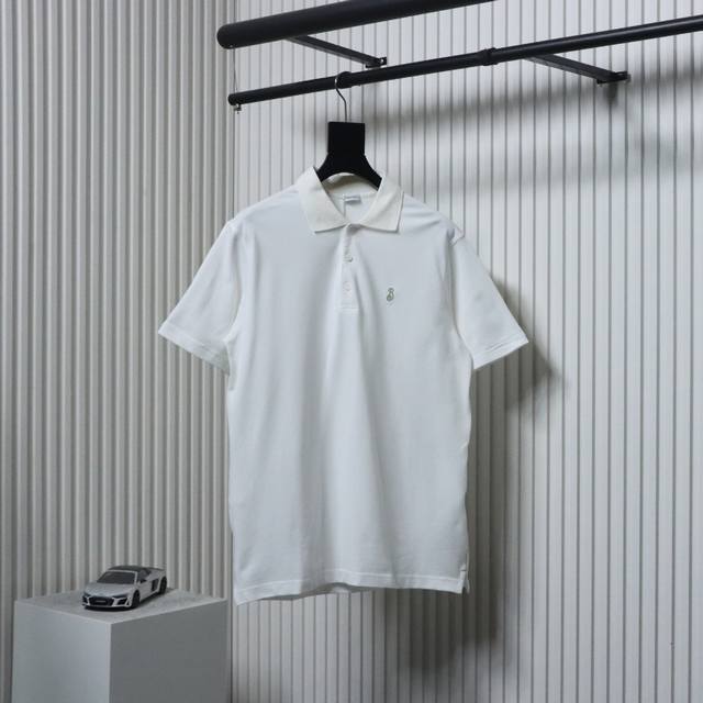 Burberry 巴宝莉 25Ss 麦穗战马刺绣Polo短袖选用珠地网眼布棉质面料打造，运用双罗纹针织工艺形成凹凸交替的蜂巢状立体纹理，表面分布细密的网眼结构，