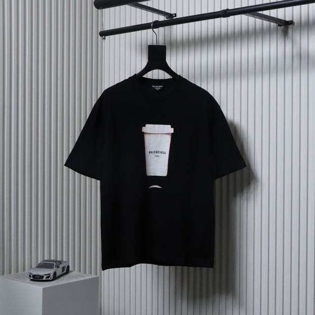 Balenciaga 巴黎世家 24Ss 饮料水杯印花短袖标准数码直喷印花技术，纯棉柔软面料，对色定染面料，超精细平网印花工艺，潮流感十足，定染纯棉面料，Os版
