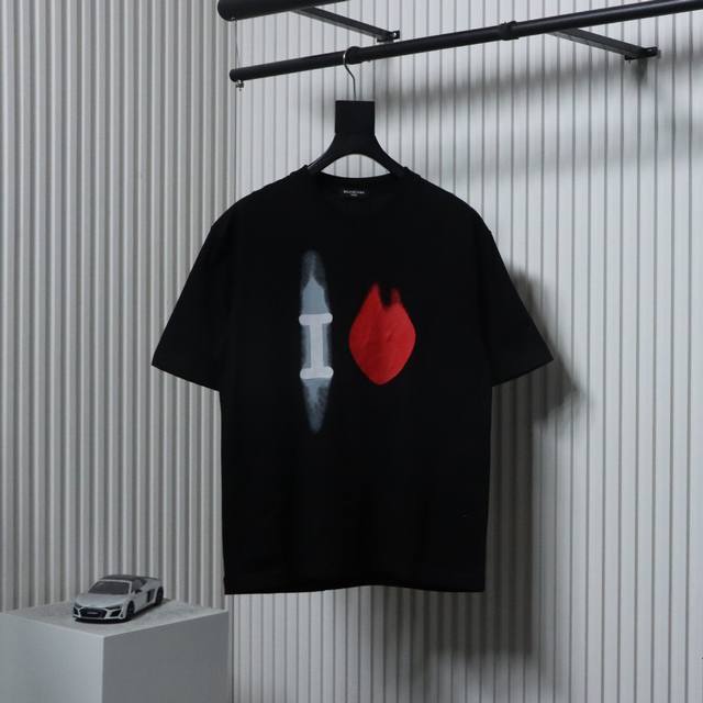 Balenciaga 巴黎世家 24Ss 情人节系列爱心印花短袖情人节系列短袖T恤，纯棉柔软面料 对色定染面料 高水平印花工艺 搭配螺纹刺绣 简约大气，采用进口