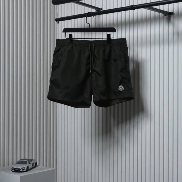 Moncler 蒙口 24Ss 短款经典徽标沙滩短裤 采用速干尼龙面料，网布内衬，透气轻盈，柔软舒适，全套原版定制五金辅料，细节拉满，市场上顶配版本。宽松短款，