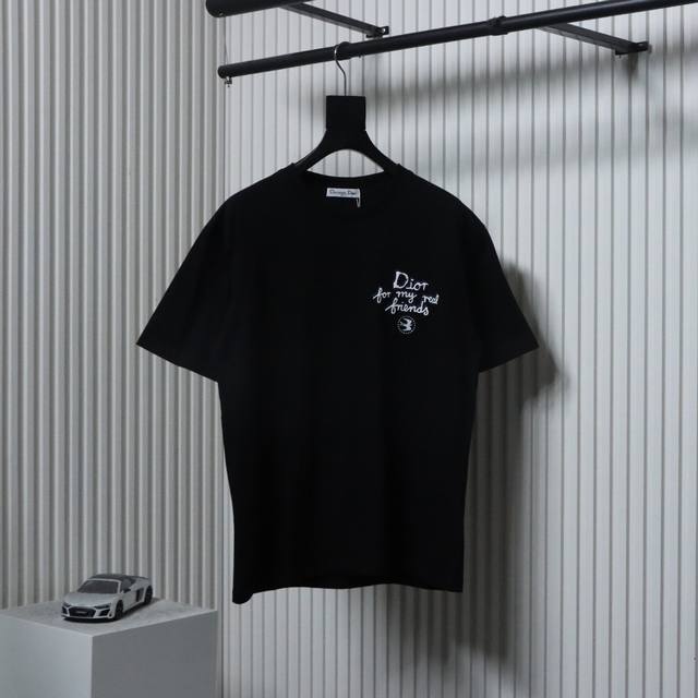 Dior 迪奥 25Ss 前后字母发泡印花短袖迪奥2025新款经典圆领短袖，时尚百搭经典元素打造精致工艺专柜面料，顶级元素融合打造，经典短袖3标齐全，潮男时尚，