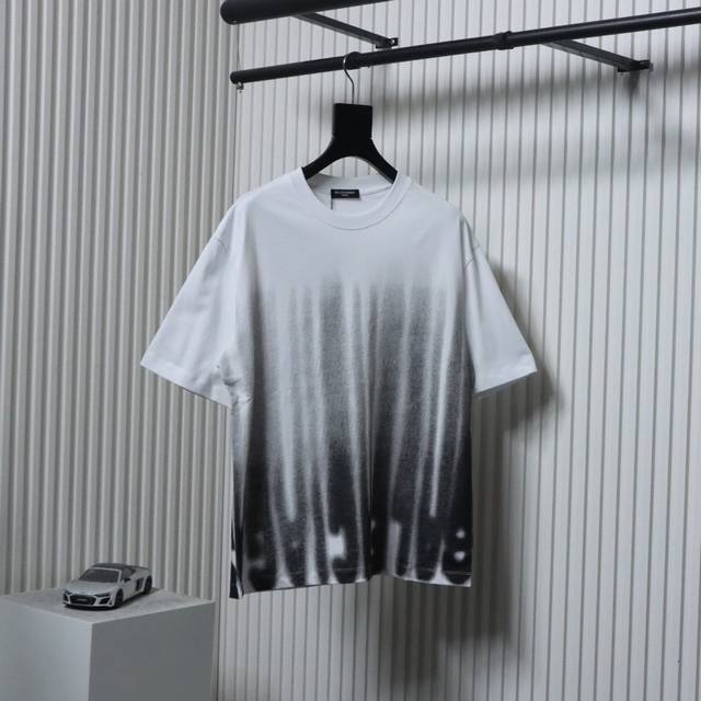Balenciga 巴黎世家 24Ss 水墨流苏印花短袖标准的康丽直喷数码技术和数码渐变印花技术，纯棉柔软面料，对色定染面料，超精细平网印花工艺，潮流感十足，定