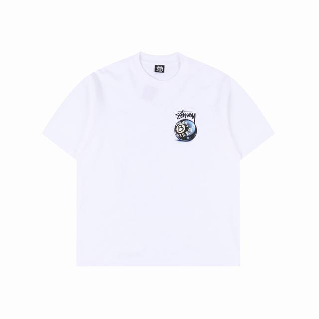 Stussy 斯图西 24Ss 梵文黑8台球印花短袖 面料采用220克重精梳棉，定制32支1*1螺纹，成衣两遍水洗处理，面料舒适亲肤无异感，定制定染面料， 纺织