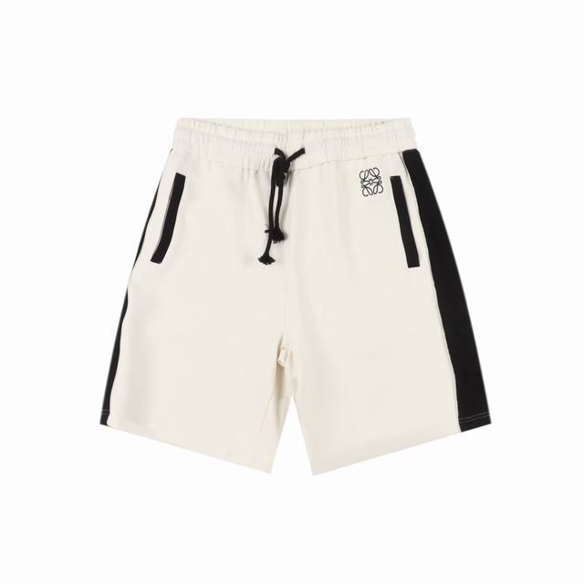 Loewe 罗意威 25Ss 小标Logo拼色织带刺绣针织短裤 2025最新款休闲短裤定制太空棉面料，采用双拼色搭配新颖别致。 品牌标识刺绣Logo标点缀！款式