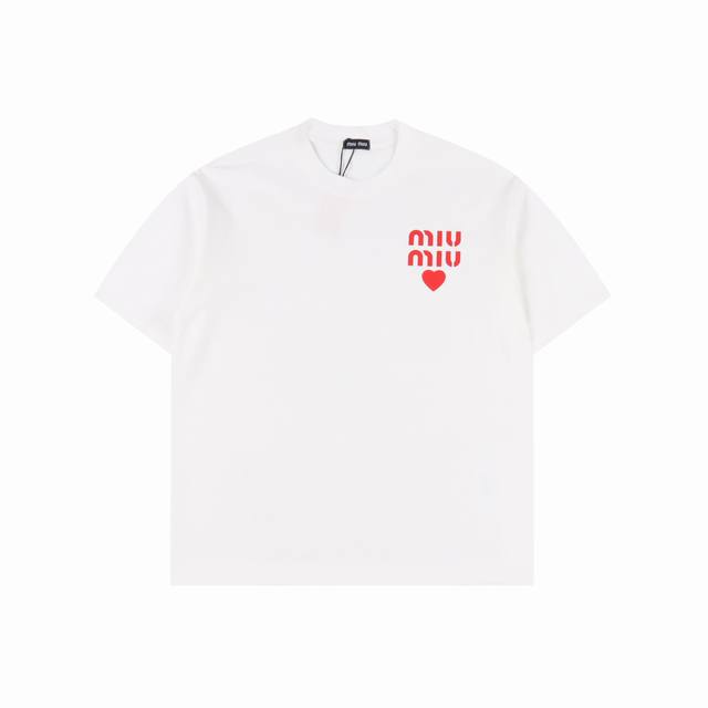 Miumiu 缪缪 25Ss 爱心短袖T恤 面料采用定制240G 26支特滑双股精棉平纹高密无尘全棉布料。前幅高密度加厚，走线平整，代工品质，全套定制辅料。 尺