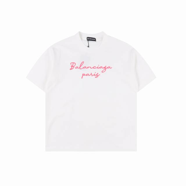 Balenciaga 巴黎世家 25Ss 粉字母短袖T恤 面料采用定制240G 26支特滑双股精棉平纹高密无尘全棉布料。前幅高密度加厚，走线平整，代工品质，全套