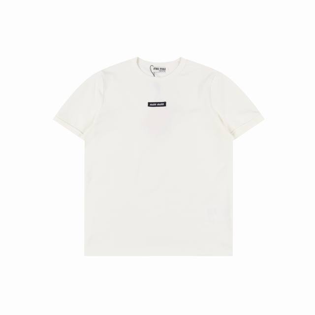Miu Miu 缪缪 提花小标短袖 面料采用100% 克双纱面料。衣物为正肩膀版型，洗后不易变形。胸口定制的是品牌Logo的贴布，。辅料原版开版，三标齐全。 S