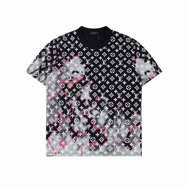 Louis Vuitton 路易威登 25Ss 火烧云老花满印短袖 采用32支280G纯棉面料，上身舒适透气，16针高密度缝线加固领口与袖笼，经得起反复穿着，拒