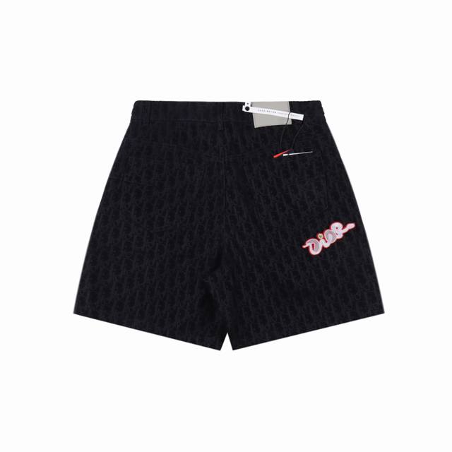 Dior 迪奥 蛇年限定牛仔短裤 第一时间原版购入开发，采用蓝色棉质混纺牛仔布精心制作，背面饰以 Kaws 刺绣，以五彩缤纷的蛇形重新诠释 D标志。搭配植绒 O