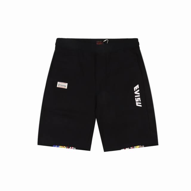 Evisu 福神 亿万大渔祈愿印花短裤 短裤背后大M印花以日式大渔祈愿祭为蓝本，融合各种日式缘起物、招福丸及旗帜等等印花，使得整体玩味大增。搭配上衣穿搭，打造属
