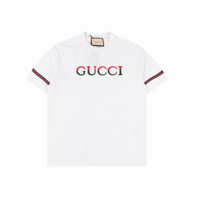 古驰 Gucci 红绿立体刺绣织带短袖 甄选长绒棉纱，260G精纺高支重磅定织定染面料， 裁前高温洗水定型，成品再洗柔，穿着感受亲肤棉柔，垂感自然。 专柜同步，