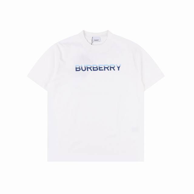 巴宝莉Burberry 间色立体刺绣标语绣短袖 甄选长绒棉纱，260G精纺高支重磅定织定染面料， 裁前高温洗水定型，成品再洗柔，穿着感受亲肤棉柔，垂感自然。 专
