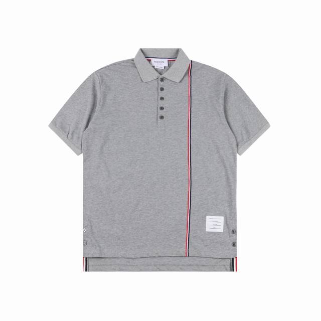 Thom Browne Tb 侧织带珠地棉短袖Polo衫 面料甄选32支双纱全棉珠地棉克重 克，还原原版，前片胸口织带采用色织工艺，需要将织带织进面料中，起订量