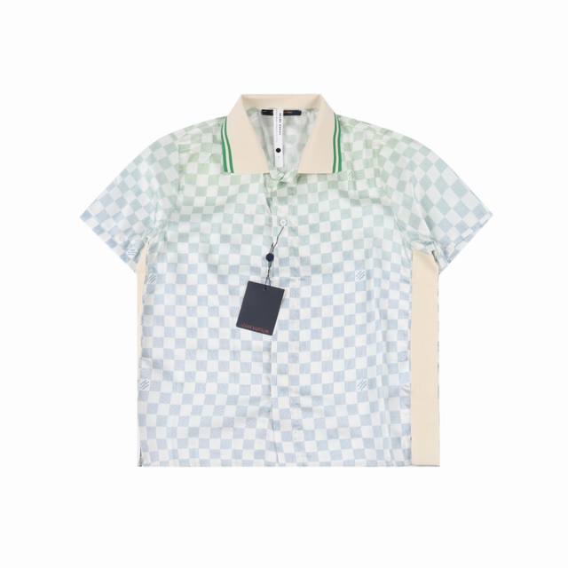 Louis Vuitton 路易威登 新款渐变棋盘格翻领短袖衬衫 进口桑蚕丝面料，手感超柔软细腻，穿着亲肤舒适 采用细腻的棋盘格渐变色彩处理 从衣领至袖口，色彩