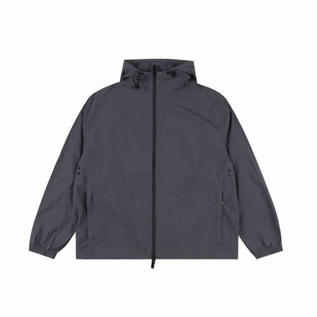 Burberry 巴宝莉 马术骑士徽章尼龙夹克外套 Bur王牌尖货，镇店之宝 狠货 我们家今年早春终于火热上线了，运动重磅来袭，柜台售价一万，官网面临着售罄的地