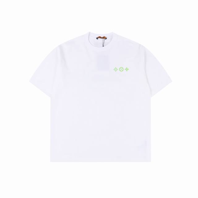 Louis Vuitton 路易威登 25Ss 后背四叶草字母印花短袖 印花采用进口水浆材质，区别于普通的印花T恤，三标齐全，定织26支精梳紧密纯棉面料，舒适透