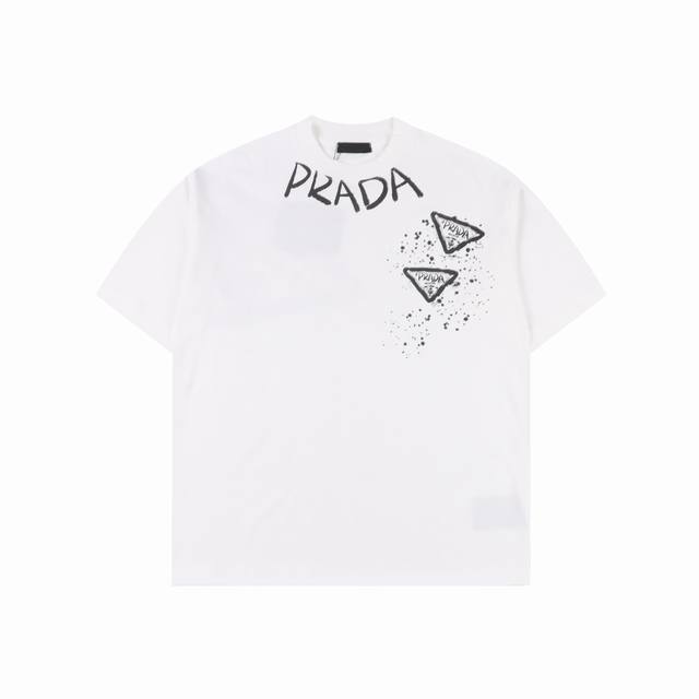 Prada 普拉达25Ss手绘涂鸦字母短袖T恤 采用顶级280克定制双纱纯棉面料质感非常柔软舒服 搭配320克1X1螺纹 面料螺纹同缸定染无色差不易变形 定制
