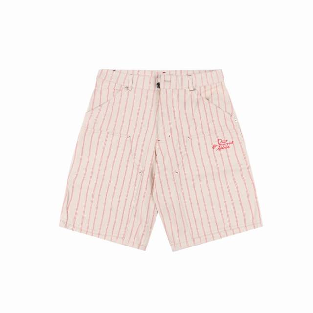 Dior 迪奥 25Ss 口袋条纹字母短裤 以法式优雅为底色，将街头灵感注入25新作，以立体剪裁重构经典廓形，饰以粉色条纹图案，单排扣利落收束身形，高级棉质混纺