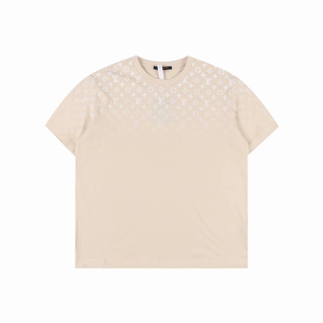 Louis Vuitton 路易威登 渐变满印Logo短袖T恤 采用特定组织的30S 1*2双纱精梳棉平纹，240克。进口数码印花工艺，完美还原色彩，前幅大台版