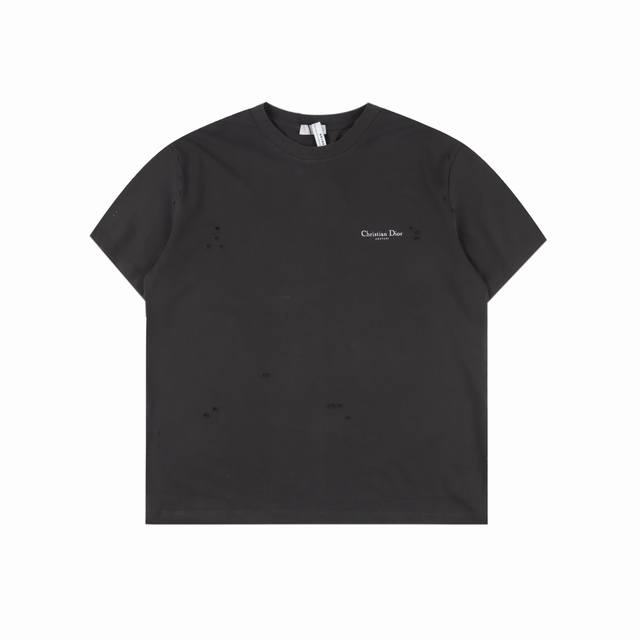 Dior 迪奥 25春夏铃兰字母做旧破洞印花圆领短袖 Yb购入打版，采用270G洗水棉，36支双纱平稳，面料舒适柔软，亲肤透气，紧密挺厚手感，四线密边，双线领冚