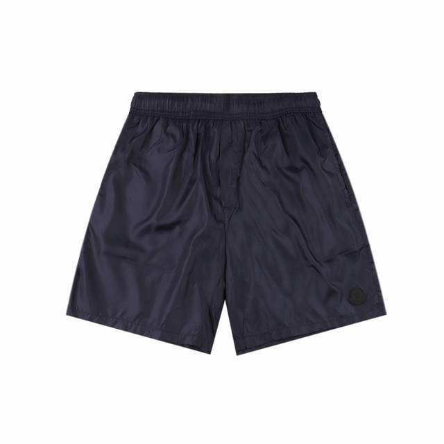 Moncler 蒙口 25Ss 侧边反光Logo印花短裤 采用速干尼龙梭织面料，透气轻盈，柔软舒适，全套原版定制五金辅料，细节拉满，市场上顶配版本。宽松版型，上
