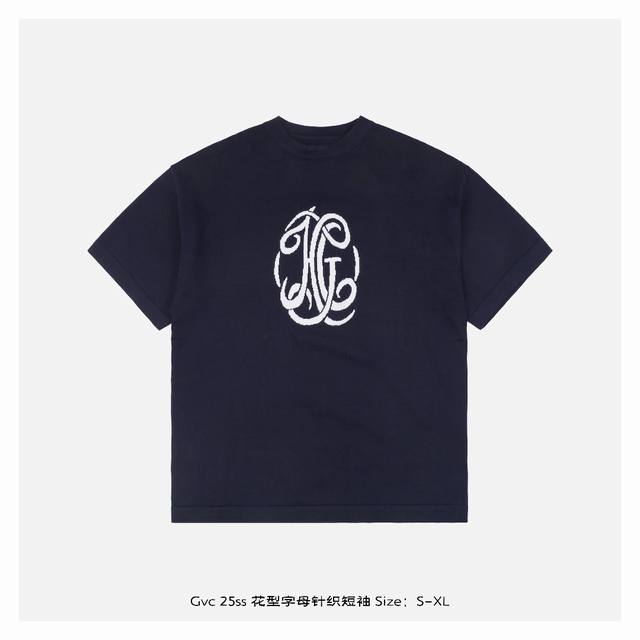 Givenchy 纪梵希 25Ss 花型字母针织短袖 采用双面双色提花技术，字母纹理立体清晰，采用100%精梳棉面料， 克重磅织造 加厚不透肉 ，宽松H版型剪裁