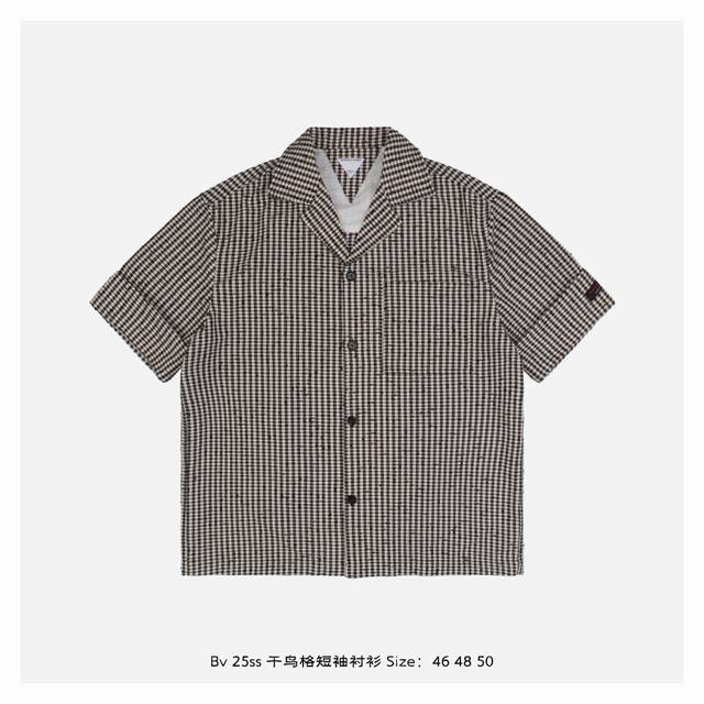 Bv 25Ss 千鸟格短袖衬衫 定制专纺斜纹千鸟格面料，采用高支双股埃及棉与微量桑蚕丝混纺，通过剑杆织机以28针 厘米的密度织造，确保格纹对角线清晰无晕染，对格