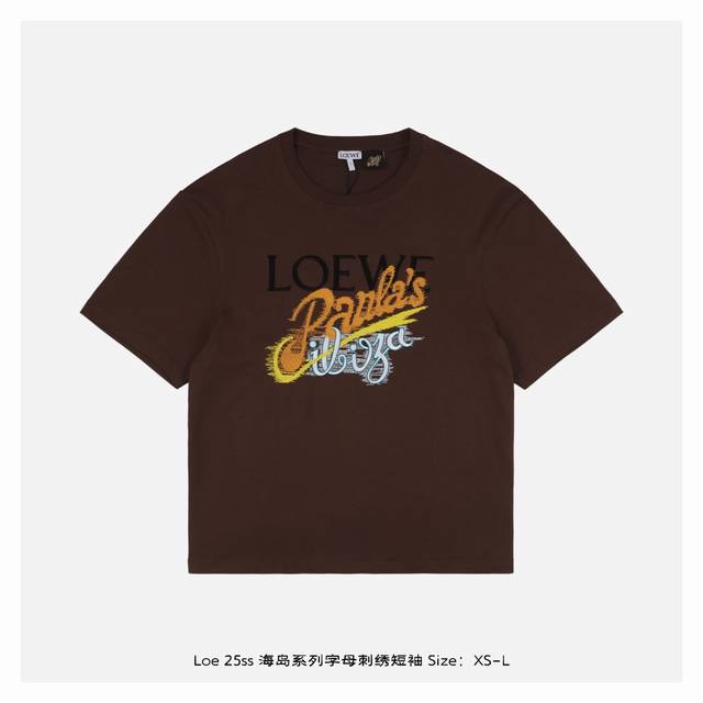 Loewe 罗意威 25Ss 海岛系列字母刺绣短袖 采用15S精棉平纹 G，搭配 32S双纱拉架螺纹320G，精棉面料通常具有较好的吸湿性、透气性、保暖性和耐磨