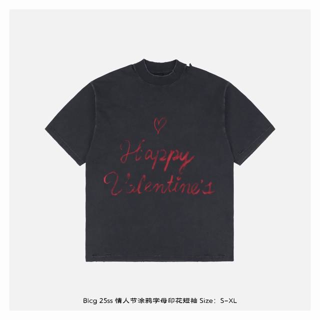 Balenciaga 巴黎世家 25Ss 情人节涂鸦字母印花短袖 奶灰白采用16支单精梳紧密纺纱线，纤维排列紧密，确保面料洗后仍保持 克平纹布的挺括性与耐久性。
