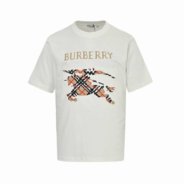 Burberry 巴宝莉 25Ss 十字绣刺绣战马短袖 采用15S精棉平纹，230G；搭配 32S双纱拉架螺纹，300G。精棉面料通常具有较好的吸湿性、透气性、
