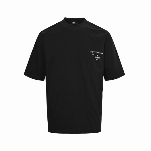 Fendi 芬迪 25Ss 口袋拉链字母Logo短袖 采用高质量面料制作而成，无论是日常穿搭还是参加派对，都能展示出您的时尚品味和个性。这款短袖具有舒适的剪裁和