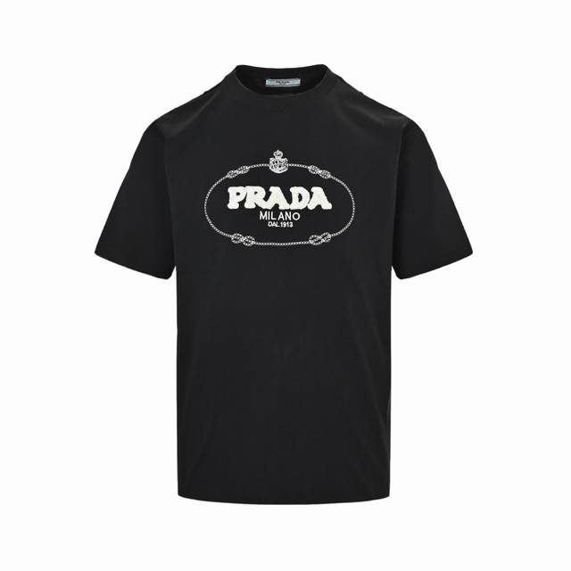 Prada 普拉达 24Ss 毛巾绣刺绣字母Logo短袖 基础款我们最在意的就是面料和版型，P家经典合身版型， 特殊立裁工艺，上身线条流畅，不管偏胖或是胖瘦的身