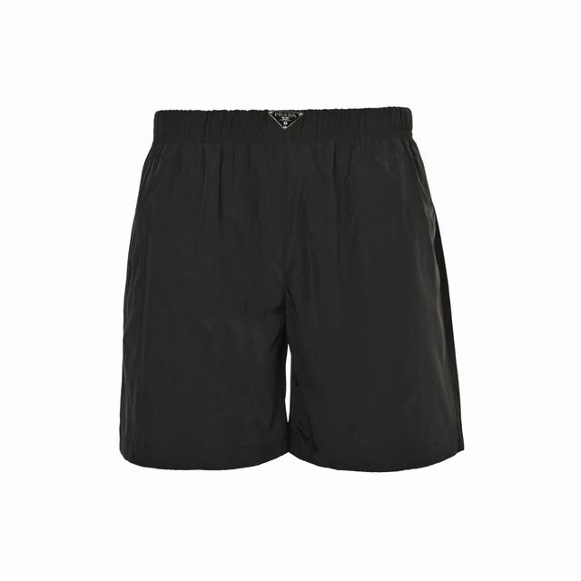 Prada 普拉达25Ss 腰际三角标沙滩短裤 采用科技尼龙防水面料 薄如蝉翼 质感莎爽 内里网纱布 双层拼接 金属三角品牌Logo铭牌 休闲舒适 高品质 两色