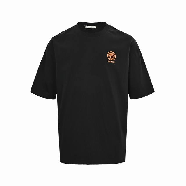 Hermes 爱马仕 25Ss 马车刺绣短袖 面料采用定制240G 26支特滑双股精棉平纹高密无尘全棉布料。前幅高密度加厚，走线平整，代工品质，全套定制辅料。