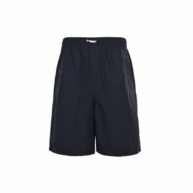 Gucci 古驰 25Ss 后白标府绸短裤 选用棉纤维以经纱两倍于纬纱的平纹织法，形成表面细密、均匀的菱形颗粒纹理，触感光滑且略带光泽感的棉府绸面料。纯棉材质吸