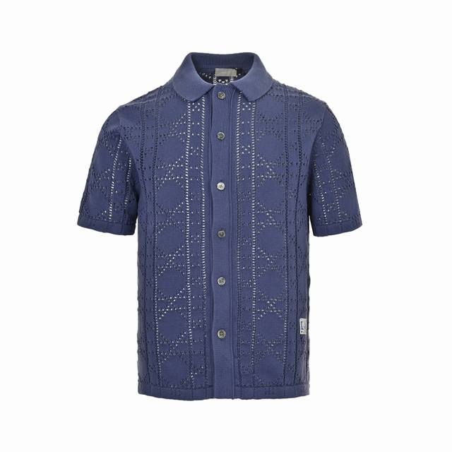 Dior 迪奥 24Ss 镂空针织短袖开衫 这款短袖衬衫致敬经典的 Dr 标识。采用米色棉质和山羊绒混纺网眼针织面料精心制作，通体饰以藤格纹图案，搭配 Dr C